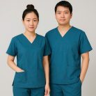 Ao scrub xanh co vit