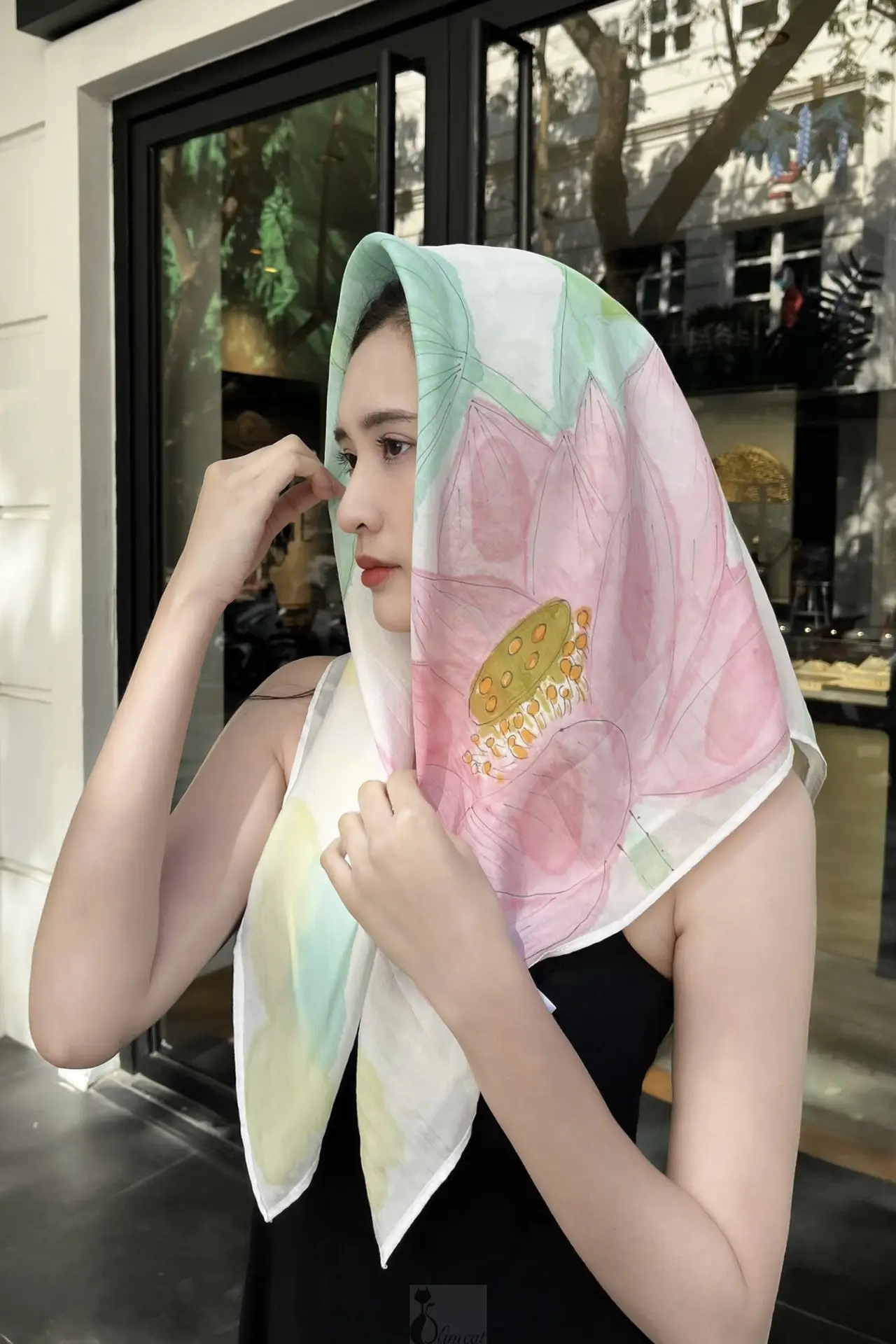 Khăn lụa tơ tằm vẽ tay dạng vuông - chủ đề hoa sen