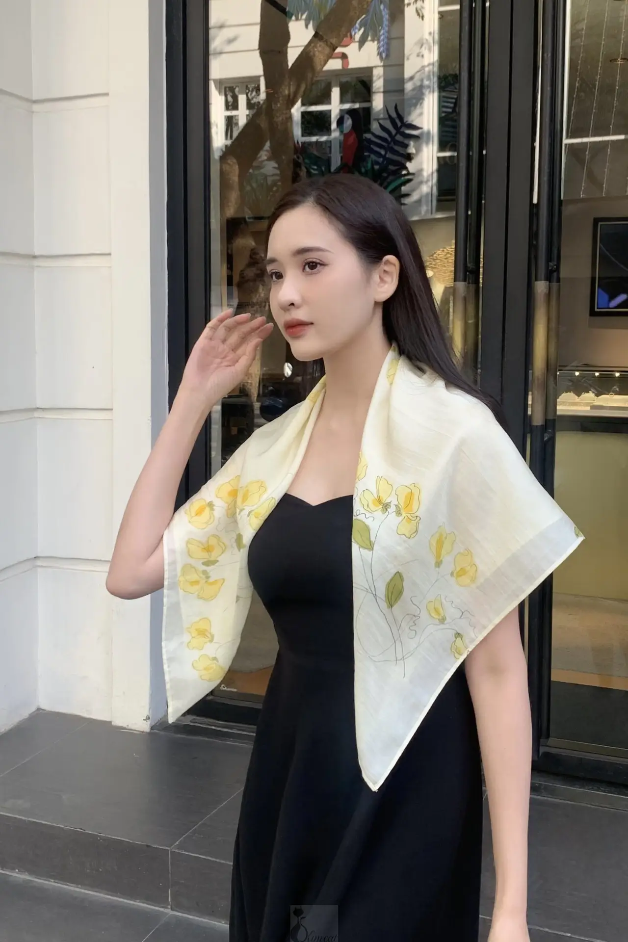 Khăn lụa tơ tằm vẽ tay vuông - Hoa leo vàng bình dị