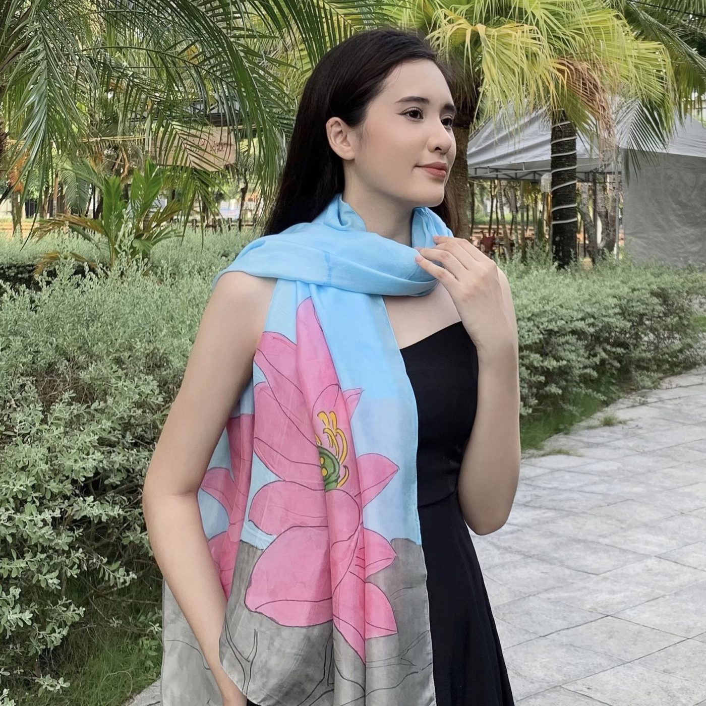 KHĂN LỤA DÀI VẼ TAY HOA SEN NỀN XANH