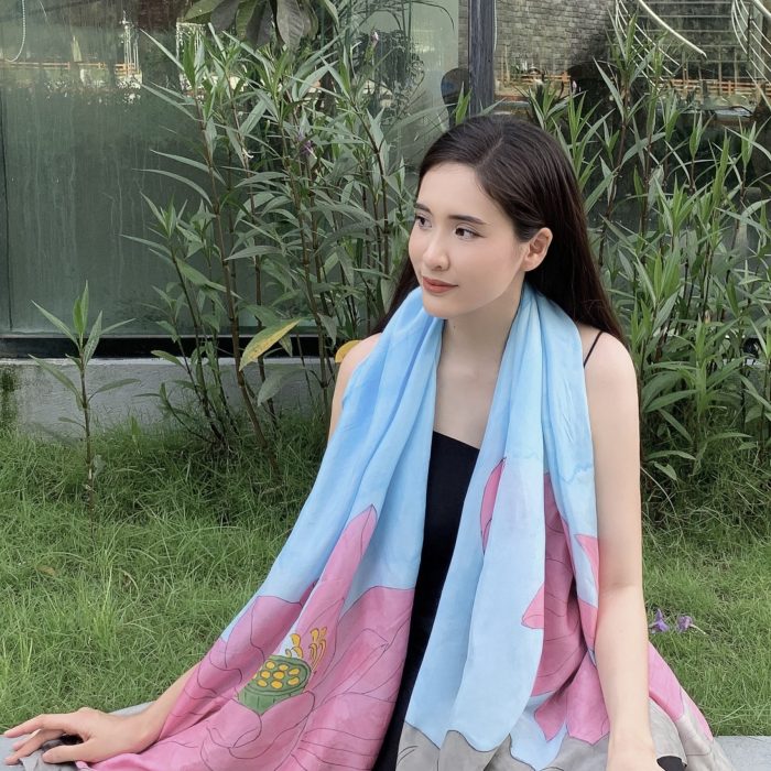 KHĂN LỤA TƠ TẰM DÀI VẼ TAY HOA SEN NỀN XANH DƯƠNG