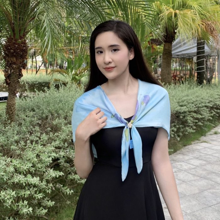 KHĂN LỤA TƠ TẰM NGẮN VẼ TAY HOA MUỐNG BIỂN KHĂN LỤA TƠ TẰM NGẮN VẼ TAY HOA MUỐNG BIỂN