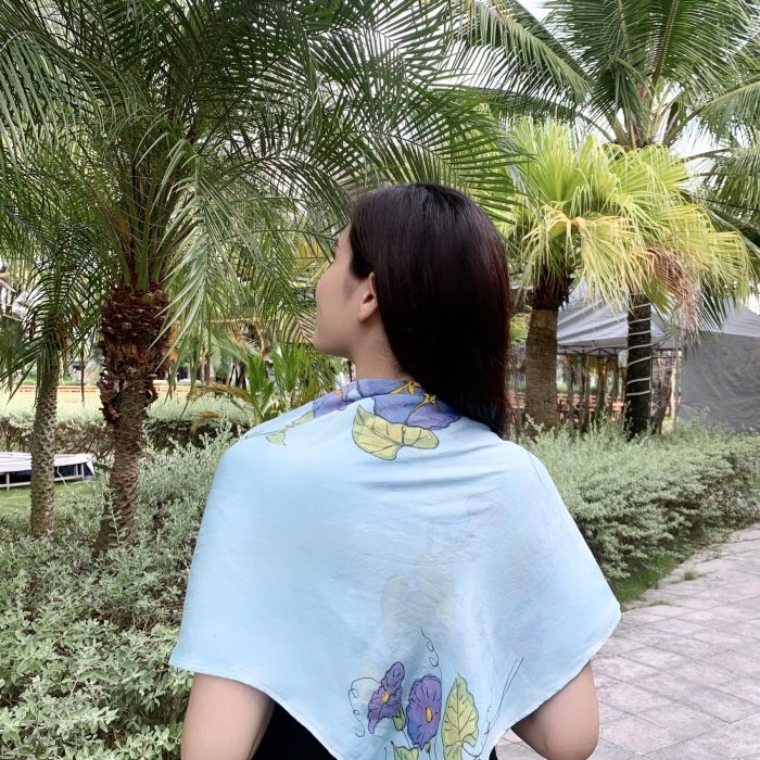KHĂN LỤA TƠ TẰM VẼ TAY HOA MUỐNG BIỂN KHĂN LỤA TƠ TẰM VẼ TAY HOA MUỐNG BIỂN