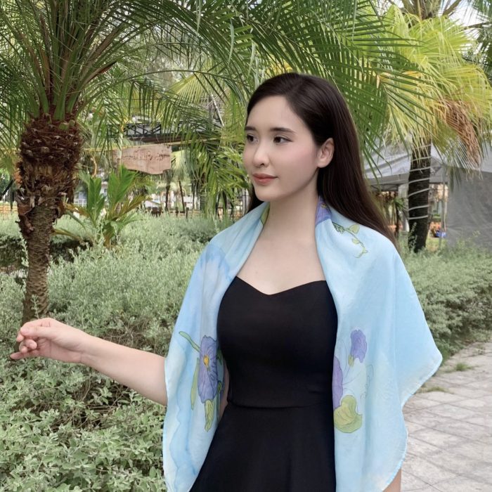 KHĂN LỤA TƠ TẰM VẼ TAY HOA MUỐNG BIỂN NGẮN KHĂN LỤA TƠ TẰM VẼ TAY HOA MUỐNG BIỂN NGẮN