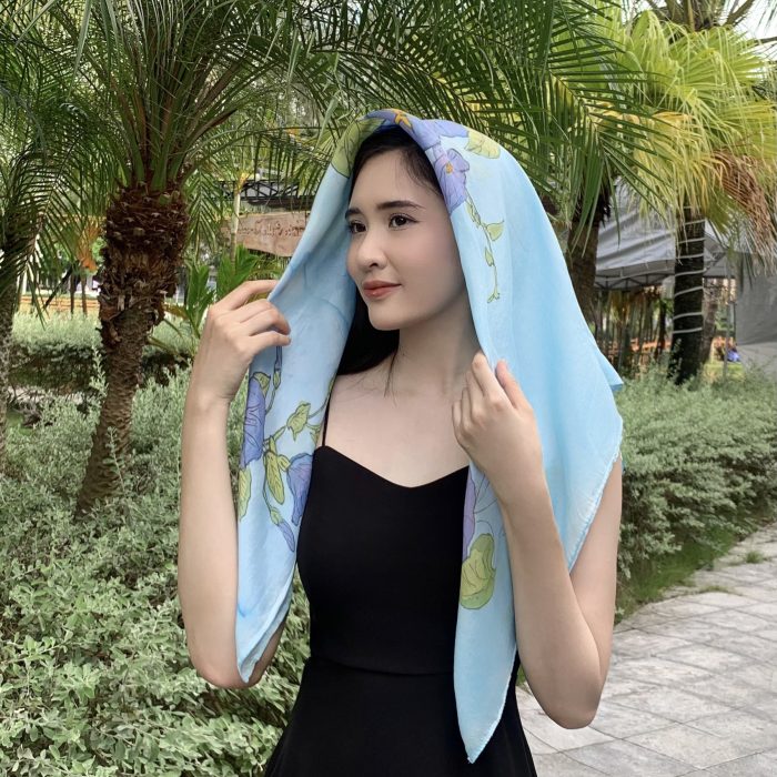 KHĂN LỤA VẼ TAY HOA MUỐNG BIỂN NGẮN KHĂN LỤA VẼ TAY HOA MUỐNG BIỂN NGẮN