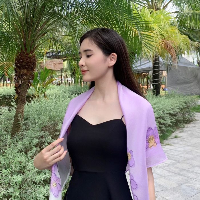 Khăn lụa ngắn tơ tằm vẽ tay hoa phong lan tím Khăn lụa ngắn tơ tằm vẽ tay hoa phong lan tím