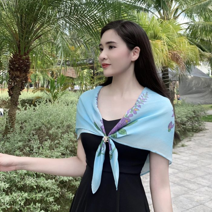 Khăn lụa ngắn tơ tằm vẽ tay hoa tử đằng nền xanh Khăn lụa ngắn tơ tằm vẽ tay hoa tử đằng nền xanh