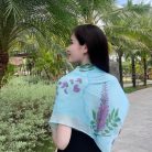 Khăn lụa ngắn vẽ tay hoa tử đằng nền xanh