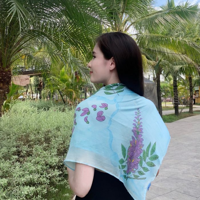 Khăn lụa ngắn vẽ tay hoa tử đằng nền xanh Khăn lụa ngắn vẽ tay hoa tử đằng nền xanh