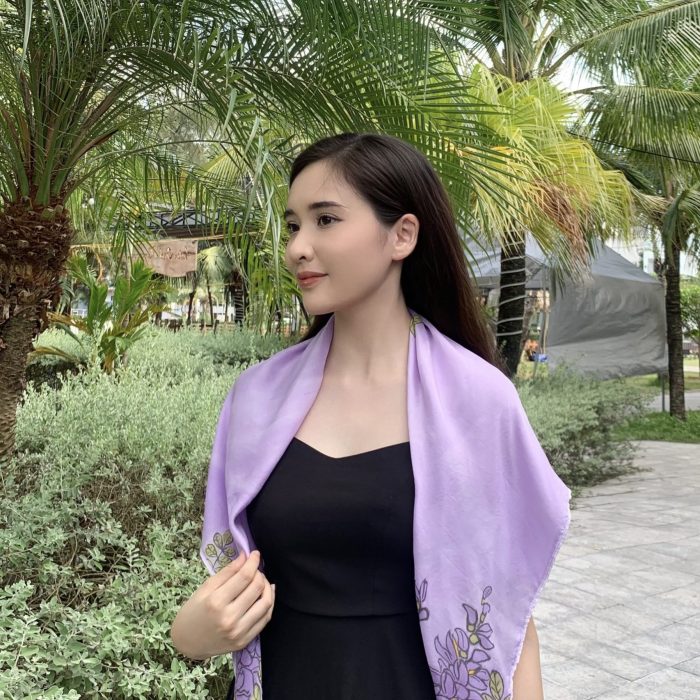 Khăn lụa ngắn vẽ tay hoa tử đằng Khăn lụa ngắn vẽ tay hoa tử đằng