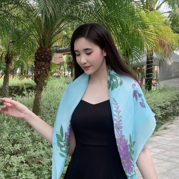 Khăn lụa tơ tằm vẽ tay hoa tử đằng nền xanh ngắn Khăn lụa tơ tằm vẽ tay hoa tử đằng nền xanh ngắn