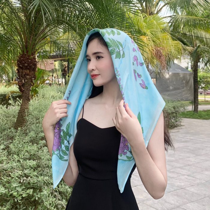 Khăn lụa vẽ tay hoa tử đằng nền xanh ngắn Khăn lụa vẽ tay hoa tử đằng nền xanh ngắn