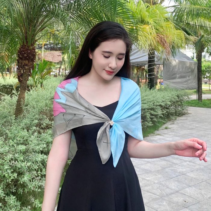 khăn lụa vẽ tay sen hồng ngắn