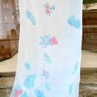 Khăn lụa tơ tằm ngắn vẽ tay hoa diên vỹ tím – phụ kiện thủ công thanh lịch với họa tiết hoa tím sang trọng trên nền lụa Nha Xá mềm mại, thích hợp làm quà tặng tinh tế và phụ kiện thời trang đầy ngh