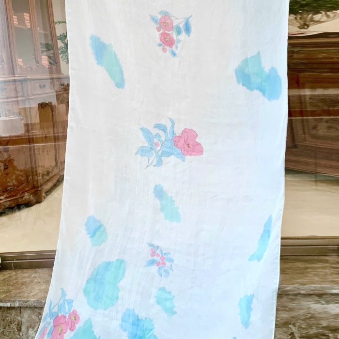 Khăn lụa tơ tằm ngắn vẽ tay hoa diên vỹ tím – phụ kiện thủ công thanh lịch với họa tiết hoa tím sang trọng trên nền lụa Nha Xá mềm mại, thích hợp làm quà tặng tinh tế và phụ kiện thời trang đầy ngh