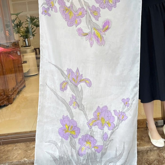 Khăn lụa tơ tằm ngắn vẽ tay hoa diên vỹ tím – phụ kiện thủ công thanh lịch với họa tiết hoa tím sang trọng trên nền lụa Nha Xá mềm mại, thích hợp làm quà tặng tinh tế và phụ kiện thời trang đầy ngh