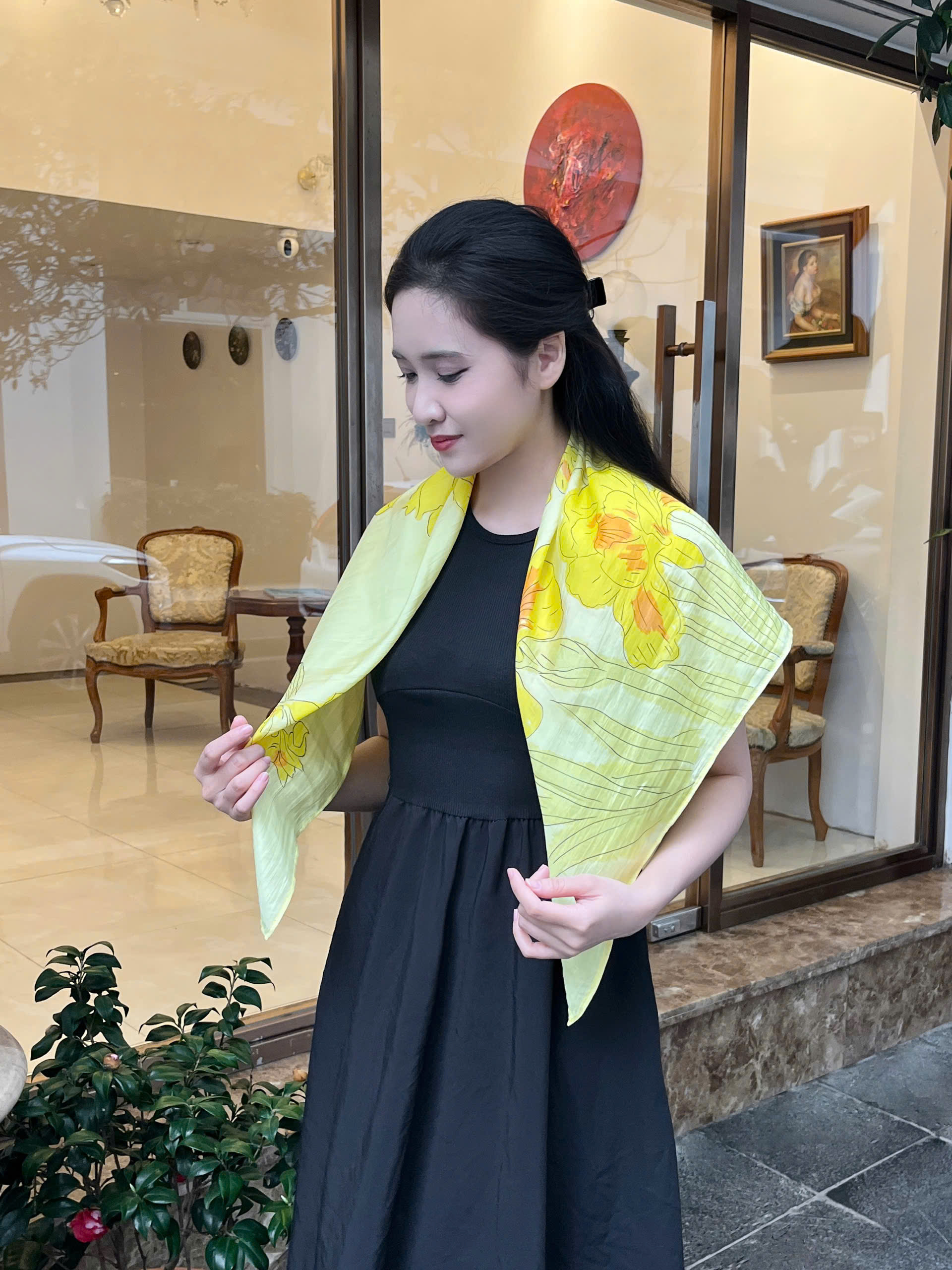 Khăn lụa tơ tằm vẽ tay – khăn lụa vuông vẽ hoa diên vĩ vàng KC - VV - 21